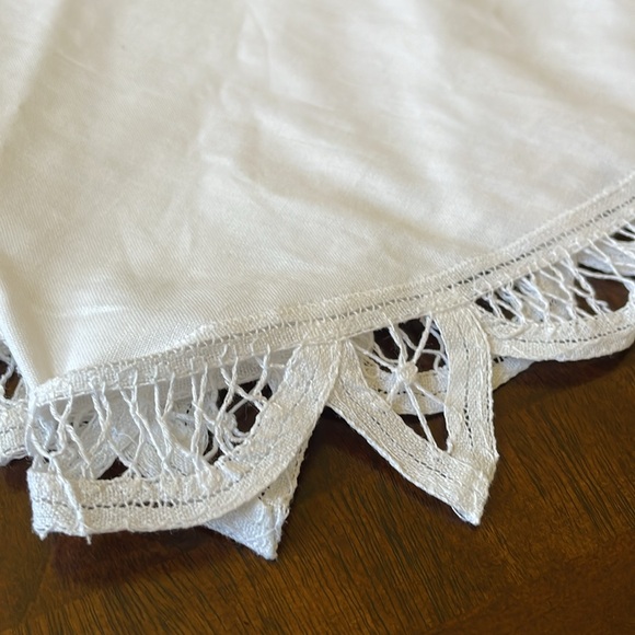 White cotton Batternburg lace round 66” in diameter tablecloth - Picture 2 of 5